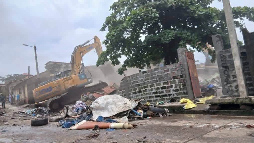 Dar-es-Salam : les machines rasent maisons et baraques autour de la décharge