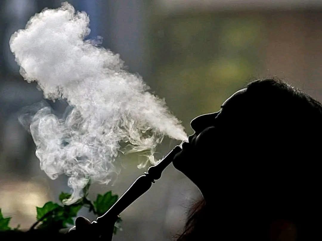 Chicha à Conakry : quand la fumée devient un symbole de liberté chez les jeunes filles