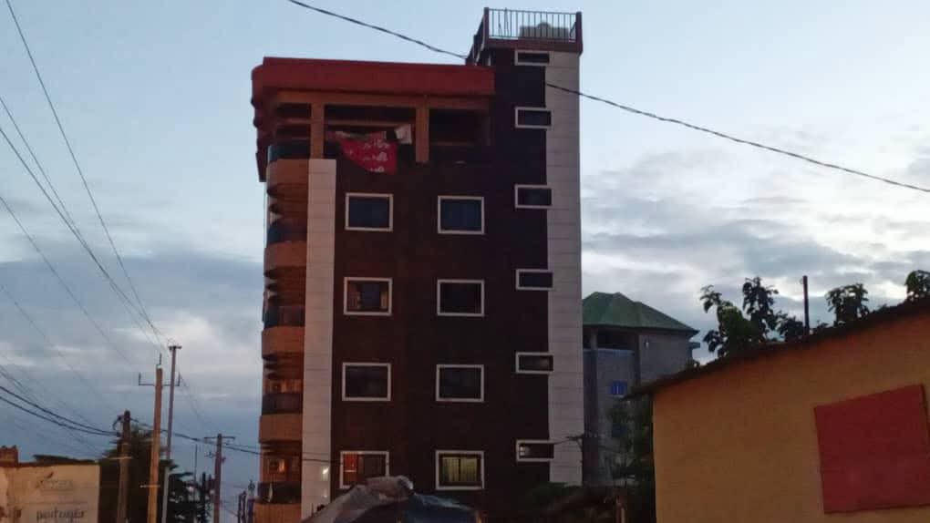 Conakry : des immeubles marqués près de l’aéroport, une nouvelle opération de démolition se profile-t-elle ?
