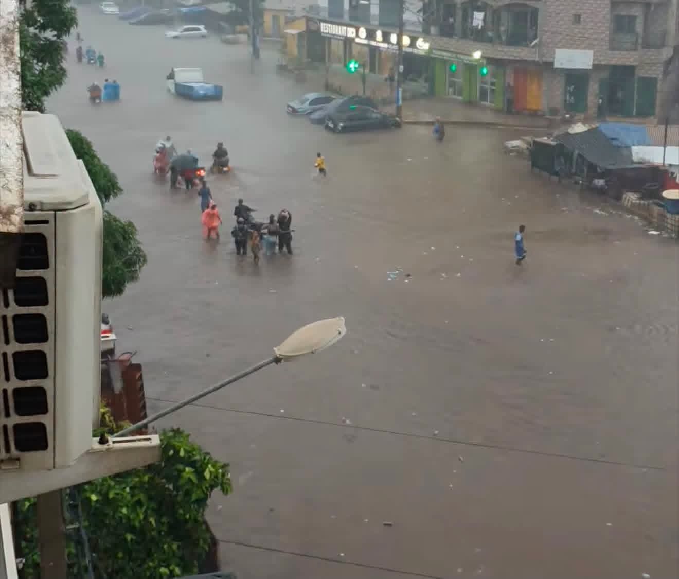 Conakry : des pluies diluviennes paralysent la circulation, plusieurs quartiers inondés