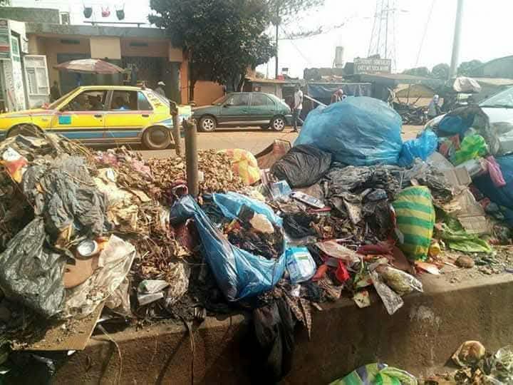 Conakry : malgré la répression, les dépôts sauvages d’ordures résistent