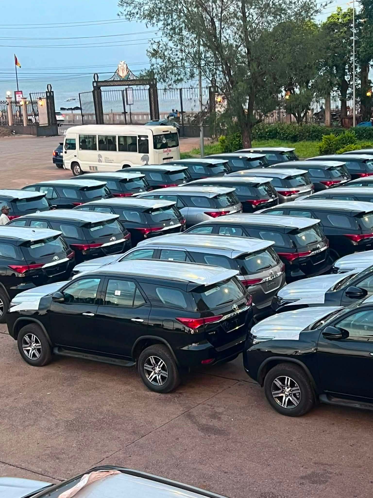 Conakry : une importante flotte de véhicules stationnée devant le Palais du Peuple, une éventuelle dotation aux députés évoquée