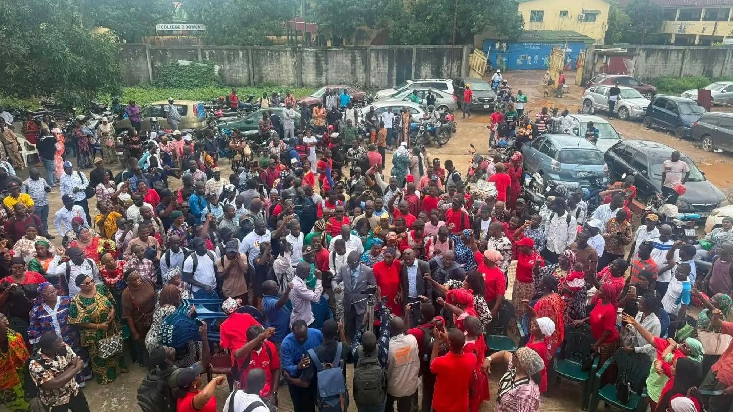 Guinée : exclus du recrutement, les contractuels  menacent de paralyser les écoles !