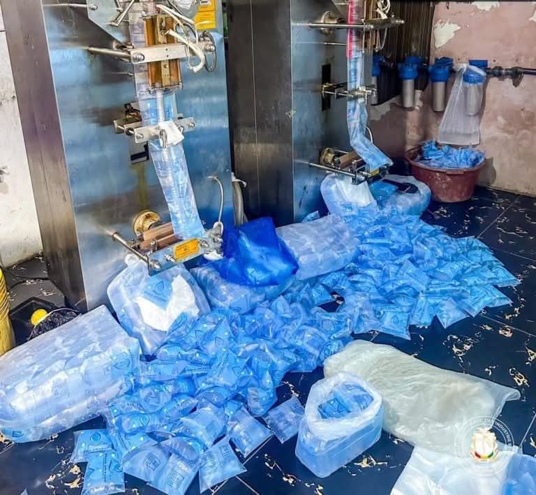 Plastiques à usage unique : la Guinée passe du décret à l’épreuve du terrain
