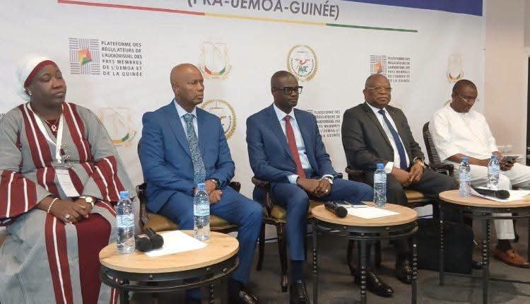 Réseaux sociaux : à Conakry, les régulateurs de l’UEMOA jouent la carte de la riposte