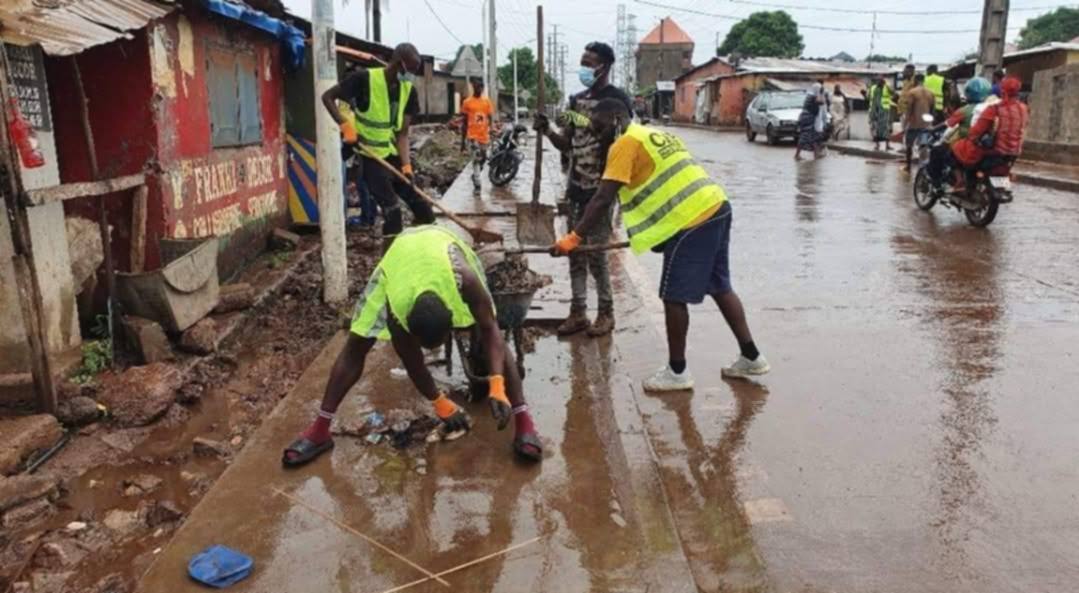 À Conakry, le balai des autorités ne suffit plus: Par-delà les images, où est la solution durable ?